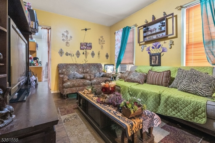 UNIT2LIVINGROOM
