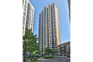FURNISHED Bright 2 Bedrooms Corner Unit Located In Desirable Islington Village.