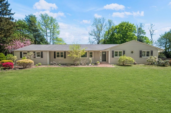 Ranch-style house featuring a front yard