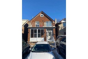 Great Location ! 2 Bedrooms Apt Plus 1 Attic In 2nd Floor, Minutes To St.