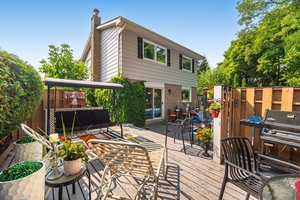 Sought After Erin Mills Unique Court Location Discover cottage style living in the heart of the city !