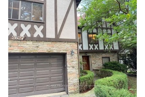 Live the lakefront lifestyle in this Cottage in the City !