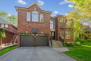 Welcome to 136 Markwood Lane in one of the most sought after locations in Thornhill.