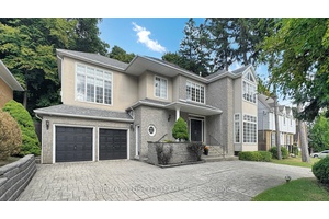 Beautiful 5 Bedroom Den Family Home with Spacious Layout amp ; Backyard Oasis !