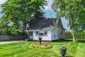 LIVE MINUTES FROM GEORGIAN BAY IN THIS WALKABLE, WELL LOCATED THREE BEDROOM HOME !