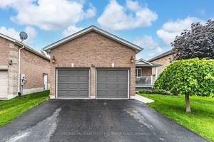 CHARMING BUNGALOW WITH A VERSATILE LAYOUT IN A HIGHLY COVETED NORTH BARRIE COMMUNITY !