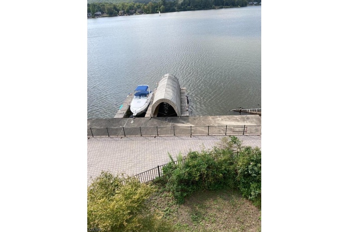 Enclosed boat slip