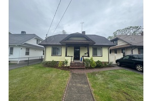 ENDLESS POSSIBILIES TO OWN THIS SPACIOUS COLONIAL IN FREEPORT.