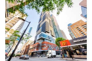 Luxury Newer Condo Located At Yonge amp ; Collage.