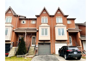 Beautiful and spacious 3 bedroom freehold townhouse situated in the highly demand Maple neighbourhood.