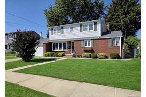 This 5 bedroom 2 full bath Split features Eat in Kitchen, Formal Dining Room, amp ; Formal Living Room.