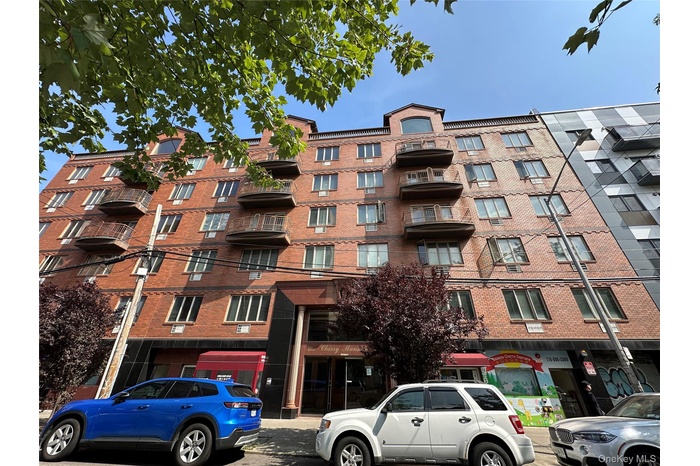 View of apartment building / complex