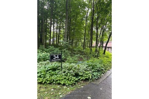 welcome to this Beautiful Wycliffe Bungalow On Magnificent Treed Lot In Aurora's Prestigious Hunters Glen Area.