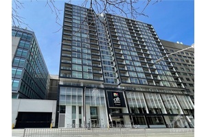 Location is everything ! This amazing luxurious 1 Bedroom Den offers downtown living at it's finest.