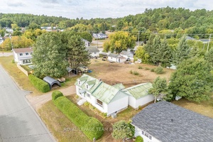 Barry's Bay 3 Bedroom Home Close to Schools, Shopping, and Healthcare !