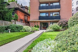 Nestled in one of Toronto's most sought after neighbourhoods, this cozy top floor bachelor condo offers a fantastic opportunity to own a piece of real estate in the elegant South ...