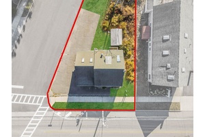 EXCEPTIONAL COMMERCIAL OPPORTUNITY IN THE HEART OF SAYVILLE !
