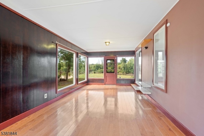 Sunroom with 6 windows