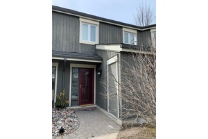 SKI SEASON RENTAL Beautiful, renovated 2 bed 2.