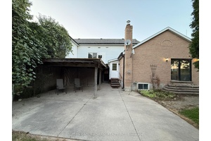 5 Bedroom spacious bungalow situated in a prime location of Richmond Hill !