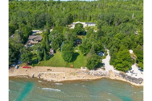 Nestled on the serene shores of Georgian Bay, this rustic and charming 3 bedroom cabin offers the perfect starting point for families seeking both tranquility and adventure.