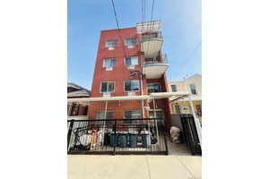 Beautiful 2 Bedroom Condo in Prime Location !