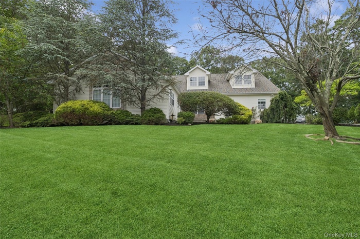 View of front facade featuring a front yard