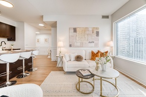Stunning Daniels built luxury corner unit at Chicago Condos offering 811 sq.