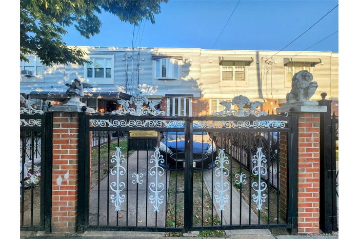 Gate featuring a fenced front yard