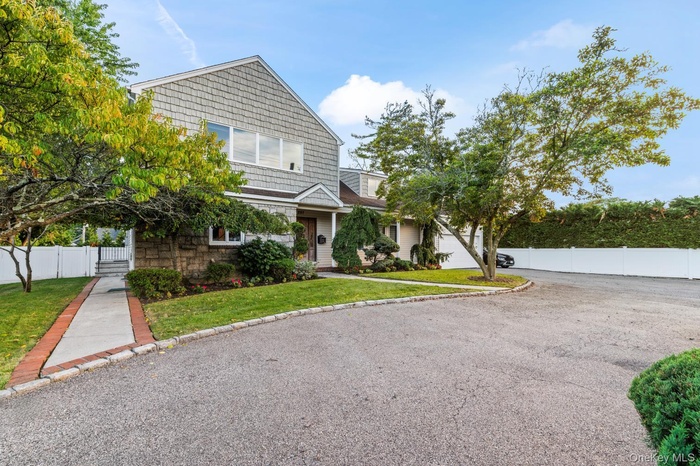 View of front facade with a garage and driveway