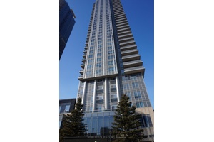 Luxury Four Years Old 1 Bdrm Den.