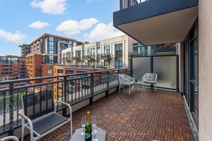 Immaculate 1 Bedroom Den with Massive Terrace amp ; Premium Upgrades, This Is the One !