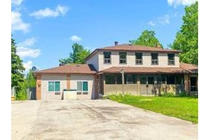 Gorgeous amp ; Well Maintained Detached House Right On East Of Yonge St And Beside Summit Golf Club, Large Front And Back Yard, Around 2.