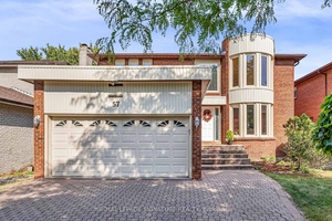 Super spacious, 2800 1585 sf executive family home featuring a main floor family room, convenient main floor laundry, a walk out lower level, and a beautifully renovated 5 piece ensuite.