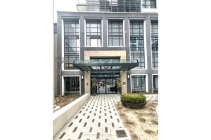 Welcome to this beautifully appointed 2 bedroom, 2 bathroom condominium located in the vibrant heart of Islington City Centre.
