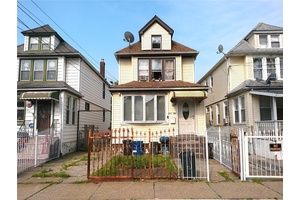 Ozone Park 1 family detached with detached garage driveway for 3 cars and OSE.