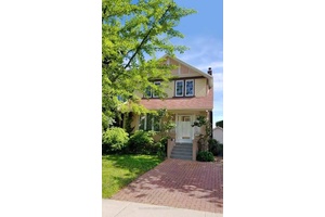 Bright, character filled upper on picture perfect Keewatinwalk to Sherwood Park, Mt Pleasant amp ; Yonge.