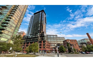 Gorgeous Two Bedrooms Unit With Lake View On Master Bedroom amp ; Living Room, 754 Sqft Floor To Ceiling Unobstructed View.