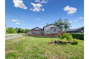 Welcome to this charming bungalow tucked away on a quiet street in the heart of Lindsay.