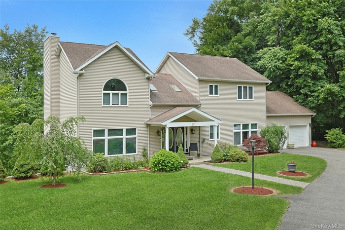 This stunning 3 Bed 2,5 Bath Colonial boasts a bright and airy interior.