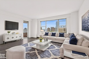 2BR BALCONY WITH STUNNING VIEWS High floor outside corner apartment with open city and river views from every room !