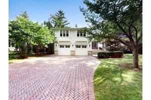 Beautifully renovated side split, perfect for family living in Sought After area in Oakville.
