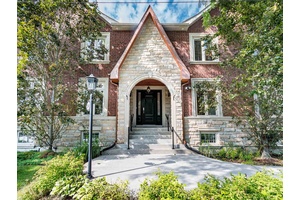 Stunning Home In A Fantastic Location !