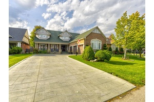 Welcome to this stunning Kaneff built executive residence located in an exclusive community of about 80 homes with Private security services at night, boasting approx.