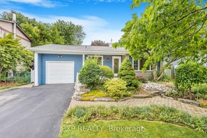 Charming Bungalow in Highly Desired Dorset Park !