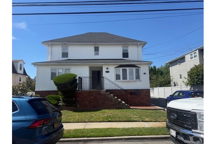 View of front facade with a front lawn