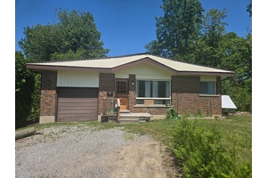 Beautiful 3 Bedrooms Bungalow on Quiet Cul De Sac Overlooking The River.