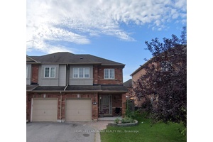 This Spacious End Unit Townhouse Is Located In Popular Williamsburg.