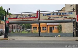 8, 734 St Ft, Corner Property On A Great Block and in the Heart of Richmond Hill !