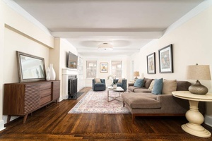 Nestled on a picturesque cul de sac shared by the distinguished Southgate cooperative and the iconic River House, this expansive one bedroom, one bath residence showcases timeless pre war elegance.